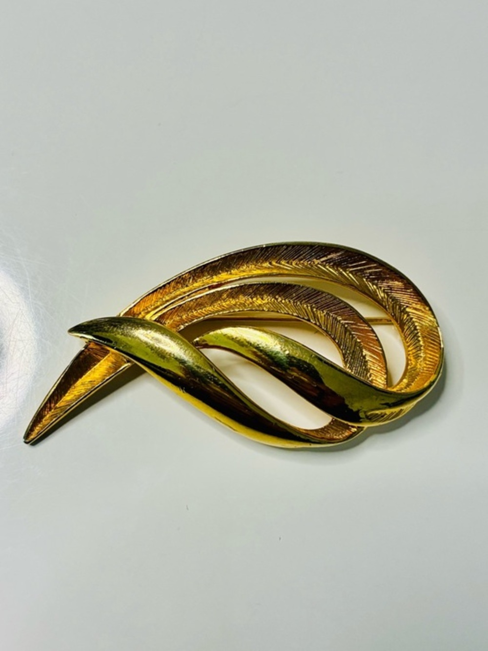 Source Unknown Gold-Tone Twisted Leaf Brooch